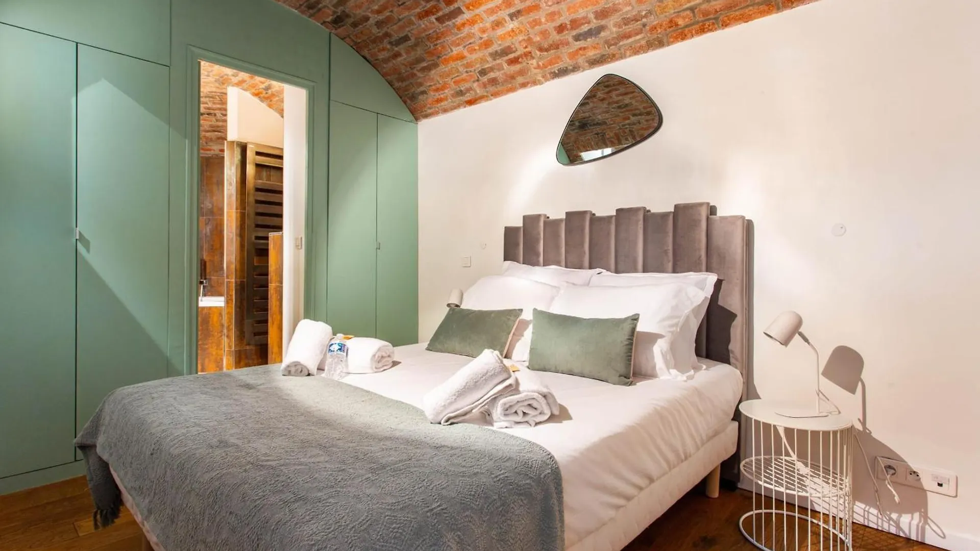 Authentic - 4br-10p - Moulin Rouge Apartment *